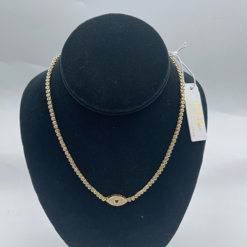 Elegant Gold Necklace with Eye Pendant